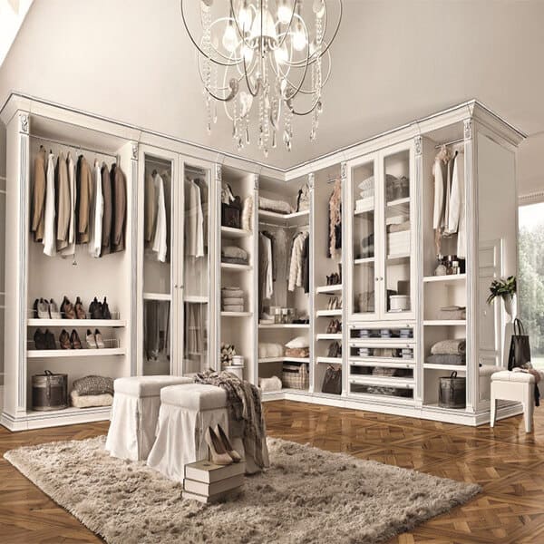 خزائن ملابس مفتوحة